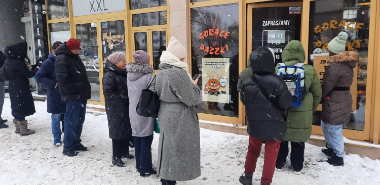 Pod gdyńskimi pączkarniami już stoją kolejki (fot. Radio Gdańsk/Marcin Lange)