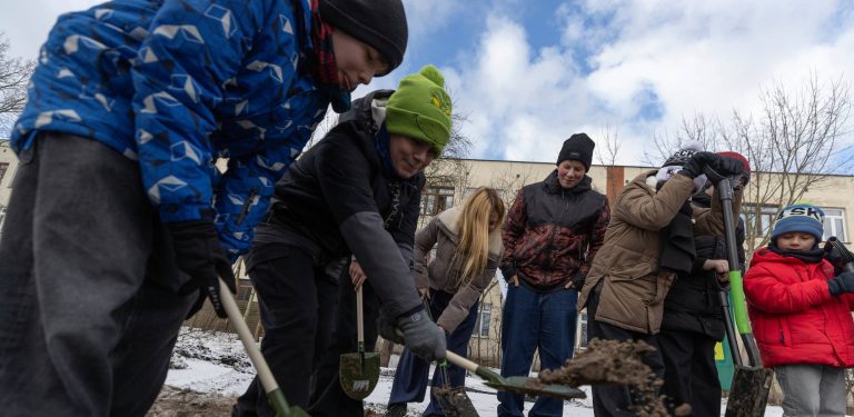 Symboliczne wbicie pierwszej łopaty na terenie przyszłej budowy basenu w Brzeźnie (fot. Grzegorz Mehring/gdansk.pl)