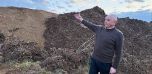 Andrzej Janukowicz pokazuje nasyp przed jego domem we Włynkówku (fot. Radio Gdańsk/Łukasz Kosik)