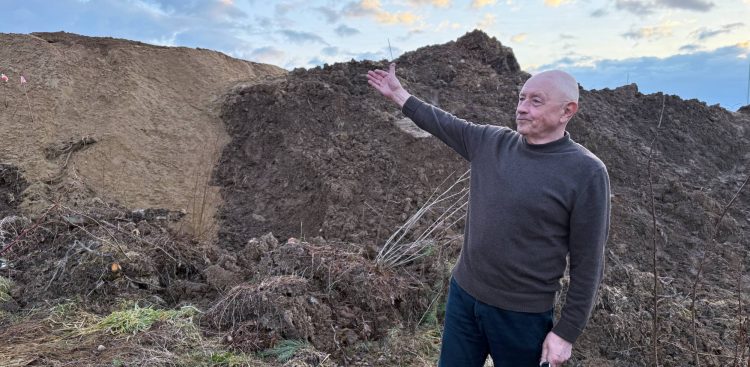 Andrzej Janukowicz pokazuje nasyp przed jego domem we Włynkówku (fot. Radio Gdańsk/Łukasz Kosik)