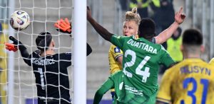 Piłkarz Arki Gdynia Dawid Gojny pokonuje bramkarza Filipa Majchrowicza z Radomiaka Radom. Radom, 05.03.2026 r. (fot. PAP/Piotr Polak)