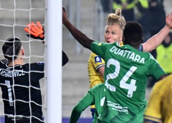 Piłkarz Arki Gdynia Dawid Gojny pokonuje bramkarza Filipa Majchrowicza z Radomiaka Radom. Radom, 05.03.2026 r. (fot. PAP/Piotr Polak)