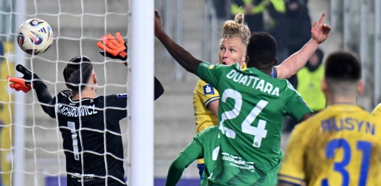 Piłkarz Arki Gdynia Dawid Gojny pokonuje bramkarza Filipa Majchrowicza z Radomiaka Radom. Radom, 05.03.2026 r. (fot. PAP/Piotr Polak)