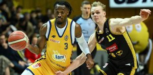 Koszykarz AMW Arki Gdynia Michael Okauru (L) i Kasper Suurorg (P) z Energi Trefla Sopot podczas meczu 22. kolejki Ekstraklasy. Gdynia, 16.03.2026 r. (fot. PAP/Adam Warżawa)