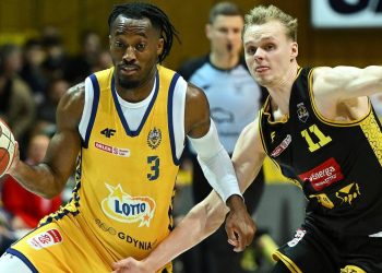 Koszykarz AMW Arki Gdynia Michael Okauru (L) i Kasper Suurorg (P) z Energi Trefla Sopot podczas meczu 22. kolejki Ekstraklasy. Gdynia, 16.03.2026 r. (fot. PAP/Adam Warżawa)