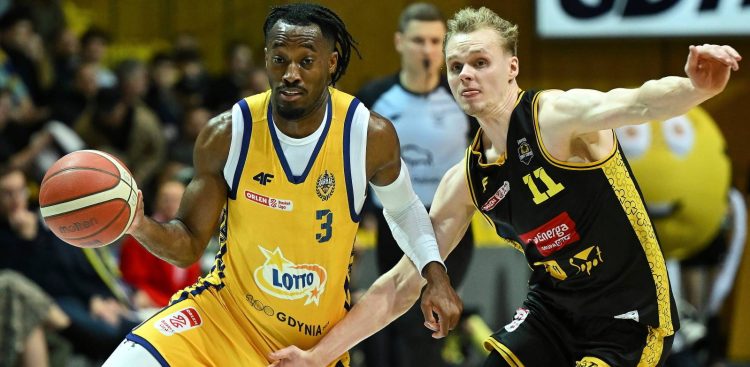 Koszykarz AMW Arki Gdynia Michael Okauru (L) i Kasper Suurorg (P) z Energi Trefla Sopot podczas meczu 22. kolejki Ekstraklasy. Gdynia, 16.03.2026 r. (fot. PAP/Adam Warżawa)