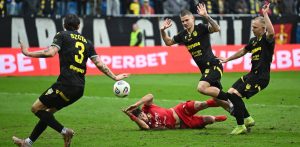 Piłkarze Arki Gdynia Dawid Gojny (P) i Oskar Kubiak (2L) oraz Marcel Krajewski (2L) z Widzewa Łódź podczas meczu Ekstraklasy. Gdynia, 15.03.2026 r. (fot PAP/Adam Warżawa)