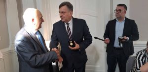 Burmistrz Człuchowa Ryszard Szybajło otrzymał medal imienia Yevhena Chykalenki (fot. Radio Gdańsk/Maria Sowisło)