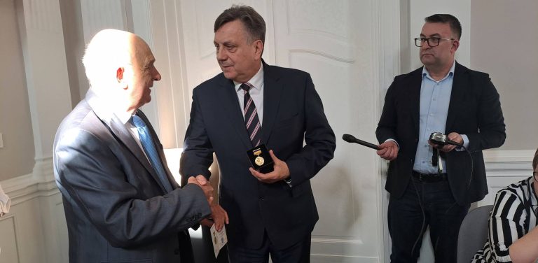 Burmistrz Człuchowa Ryszard Szybajło otrzymał medal imienia Yevhena Chykalenki (fot. Radio Gdańsk/Maria Sowisło)