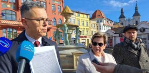 Radni z Chojnic bronią kolegi oskarżanego o współpracę z SB (fot. Radio Gdańsk/Maria Sowisło)