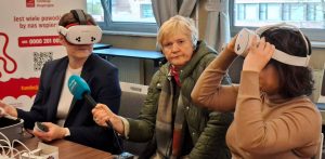 Anna Rębas pyta o wrażenia testujących gogle VR (fot. Radio Gdańsk/Anna Rębas)