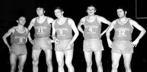 Drugi od lewej, z nr 11, Janusz Cegliński wraz z kolegami z drużyny (fot.  archiwa prywatne)