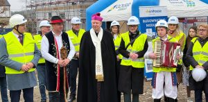 Uroczystość zawieszenia wiechy na budynku SIM Kaszuby w Kielnie, 20.03.2026 r. (fot. Radio Gdańsk/Robert Groth)