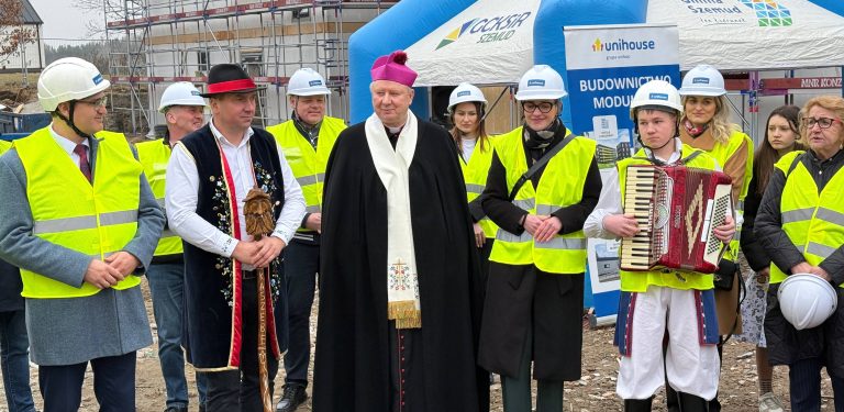 Uroczystość zawieszenia wiechy na budynku SIM Kaszuby w Kielnie, 20.03.2026 r. (fot. Radio Gdańsk/Robert Groth)