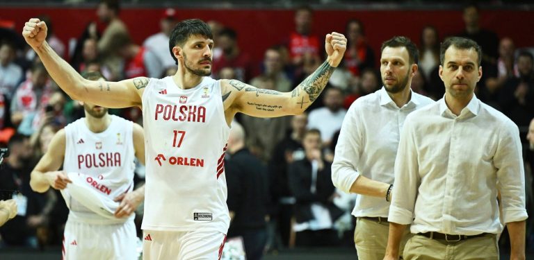 Zawodnik reprezentacji Polski Dominik Olejniczak (L) i astystent trenera Andrzej Urban (P) po wygranym meczu eliminacyjnym mistrzostw świata 2027 koszykarzy. Gdynia, 01.03.2026 r. (fot. PAP/Adam Warżawa)