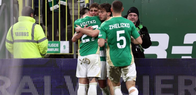 Radość zawodników Lechii Gdańsk po bramce zdobytej podczas meczu 26. kolejki piłkarskiej Ekstraklasy z Pogonią Szczecin. Gdańsk, 21.03.2026 r. (fot. PAP/Piotr Matusewicz)