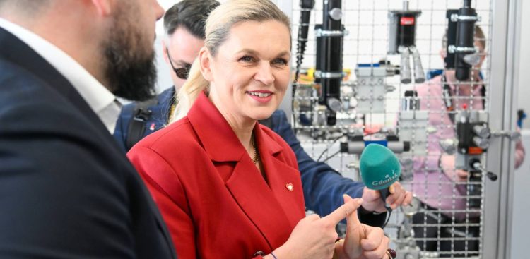 Minister edukacji Barbara Nowacka podczas otwarcia Nadmorskiego Branżowego Centrum Umiejętności. Lębork, 19.03.2026 r. (fot. PAP/Andrzej Jackowski)