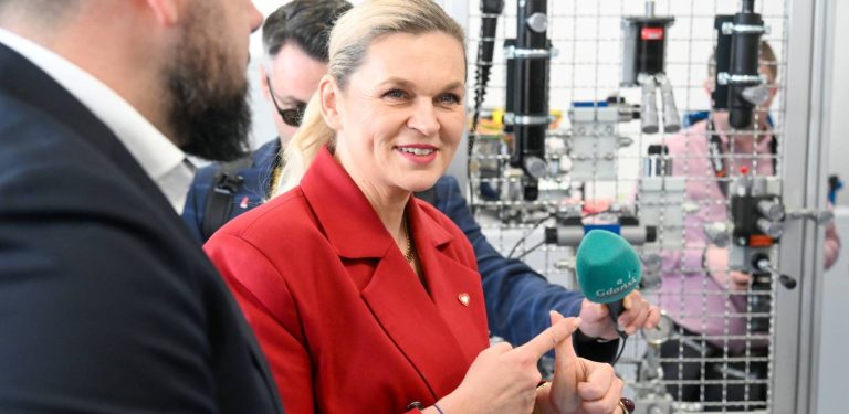 Minister edukacji Barbara Nowacka podczas otwarcia Nadmorskiego Branżowego Centrum Umiejętności. Lębork, 19.03.2026 r. (fot. PAP/Andrzej Jackowski)