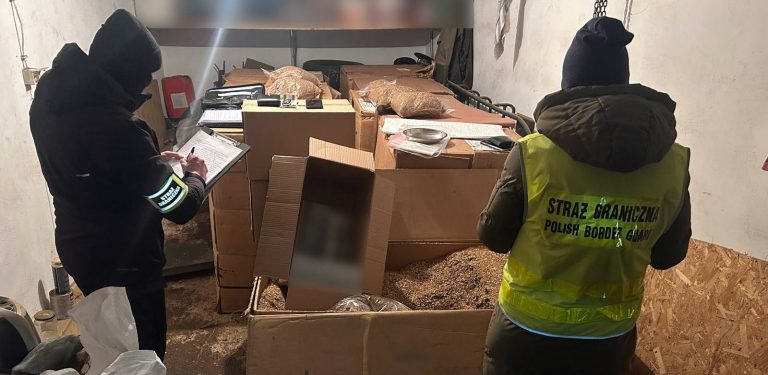 Nielegalne papierosy i ponad tona krajanki w garażu w Miastku (fot. KP w Miastku)