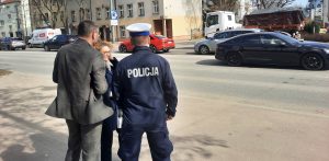 Urzędnicy oraz policjant w miejscu, w którym powstanie nowe przejście dla pieszych. Sopot, 31.03.2026 r. (fot. Radio Gdańsk/Marcin Lange)