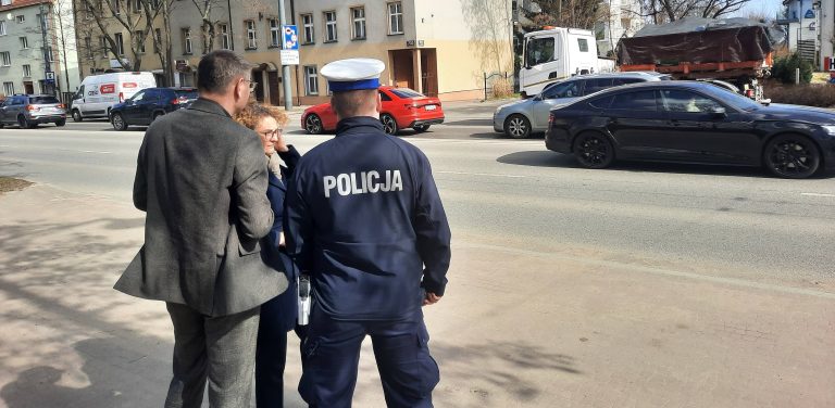 Urzędnicy oraz policjant w miejscu, w którym powstanie nowe przejście dla pieszych. Sopot, 31.03.2026 r. (fot. Radio Gdańsk/Marcin Lange)
