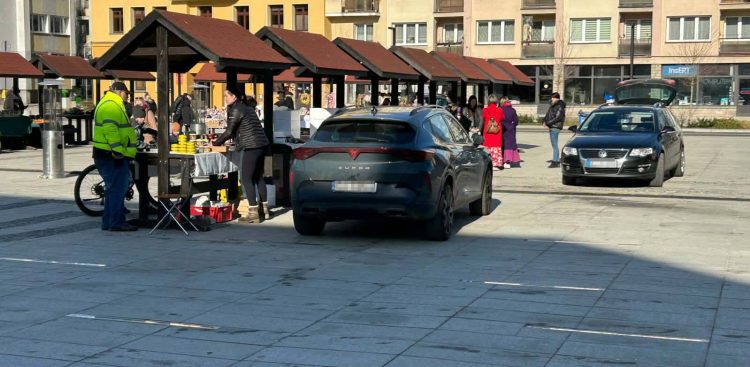 Plamy na rynku w Słupsku (fot. Radio Gdańsk/Łukasz Kosik)