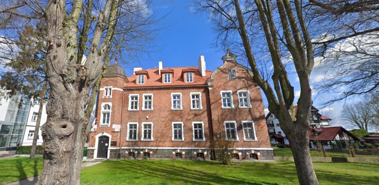 W Prokuraturze Rejonowej w Pucku zatrzymana kobieta usłyszała zarzuty (fot. Google Street View)