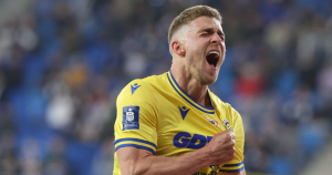 Vladislavs Gutkovskis
cieszy się z gola na 2:0 dla Arki (fot. PAP/Marian Zubrzycki)