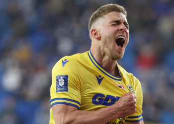 Vladislavs Gutkovskis
cieszy się z gola na 2:0 dla Arki (fot. PAP/Marian Zubrzycki)