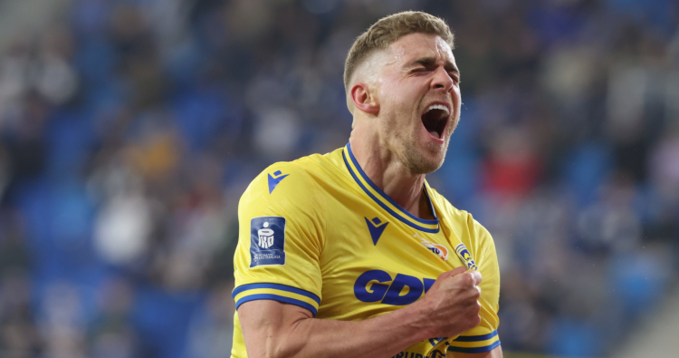 Vladislavs Gutkovskis
cieszy się z gola na 2:0 dla Arki (fot. PAP/Marian Zubrzycki)