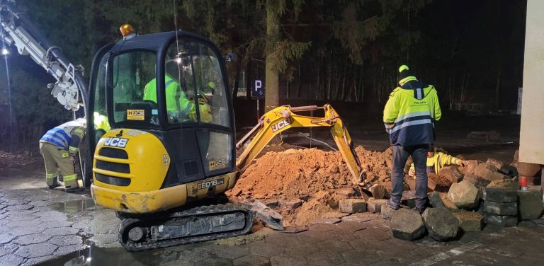 Działania służb na terenie SP nr 10 w Tczewie (fot. Facebook/Łukasz Brządkowski - Prezydent Miasta Tczewa)