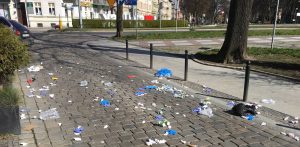 Zaśmiecony chodnik w centrum Słupska (fot. Radio Gdańsk/Łukasz Kosik)