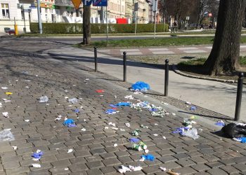 Zaśmiecony chodnik w centrum Słupska (fot. Radio Gdańsk/Łukasz Kosik)