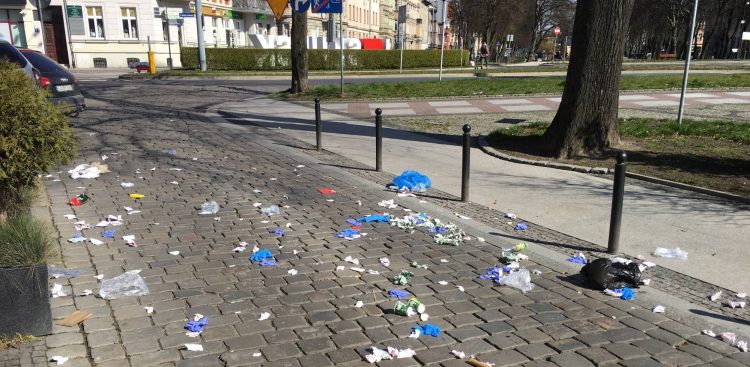 Zaśmiecony chodnik w centrum Słupska (fot. Radio Gdańsk/Łukasz Kosik)