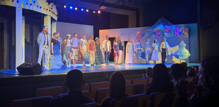 Spektakl "Gdynia. Fordewind" w Teatrze Miejskim w Gdyni, 15.03.2026 r. (fot. Radio Gdańsk/Paweł Marszałkowski)