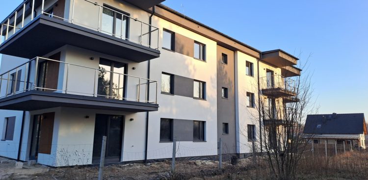 Blok na osiedlu domków jednorodzinnych (fot. Radio Gdańsk/Maria Sowisło)