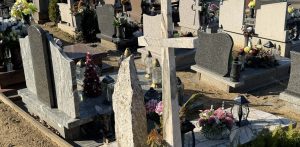 Okradziony cmentarz w Niestępowie (fot. Gmina Żukowo/Facebook)