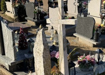 Okradziony cmentarz w Niestępowie (fot. Gmina Żukowo/Facebook)