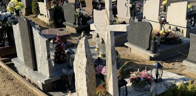 Okradziony cmentarz w Niestępowie (fot. Gmina Żukowo/Facebook)