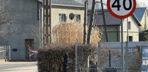 Tuż przed zakrętem w Dębnicy Kaszubskiej obowiązuje ograniczenie prędkości do 40 km/h (fot. Radio Gdańsk/Łukasz Kosik)