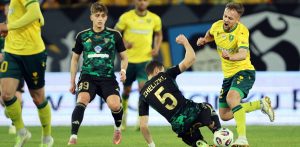 Katowice, 14.03.2026. Pi³karz GKS Katowice Sebastian Milewski (P) i Iwan ¯elizko (2L) z Lechii Gdañsk podczas meczu Ekstraklasy, 24 bm. (gj) PAP/Art Service