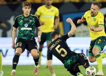 Katowice, 14.03.2026. Pi³karz GKS Katowice Sebastian Milewski (P) i Iwan ¯elizko (2L) z Lechii Gdañsk podczas meczu Ekstraklasy, 24 bm. (gj) PAP/Art Service