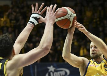 Gdynia, 16.03.2026. Koszykarz AMW Arki Gdynia Kamil Łączyñski (P) i Szymon Zapała (L) z Energi Trefla Sopot podczas meczu 22. kolejki Ekstraklasy, 16 bm. (mk) PAP/Adam Warżawa