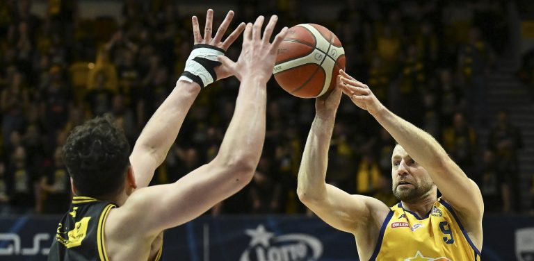 Gdynia, 16.03.2026. Koszykarz AMW Arki Gdynia Kamil Łączyñski (P) i Szymon Zapała (L) z Energi Trefla Sopot podczas meczu 22. kolejki Ekstraklasy, 16 bm. (mk) PAP/Adam Warżawa