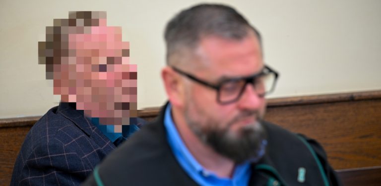 Słupsk, 19.03.2026. Oskarżony Andrzej K. (L) oraz sędzia Małgorzata Myczek-Banach (P) na sali rozpraw Sądu Rejonowego w Słupsku (Fot. PAP/Piotr Kowala)