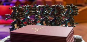 Statuetki Gryfa Pomorskiego dla laureatów Pomorskiej Nagrody Artystycznej (fot. Piotr Żagiell)