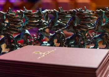 Statuetki Gryfa Pomorskiego dla laureatów Pomorskiej Nagrody Artystycznej (fot. Piotr Żagiell)