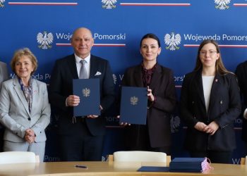 Wojewoda pomorska Beata Rutkiewicz, posłanka Magdalena Kołodziejczak oraz senator Ryszard Świlski wraz z przedstawicielami jednego z samorządów (fot. Pomorski Urząd Wojewódzki)