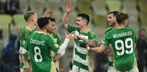 Piłkarze Lechii Gdańsk cieszą się po zdobyciu gola na 3:0 podczas meczu 24. kolejki Ekstraklasy z Jagiellonią Białystok, (fot. PAP/Adam Warżawa)