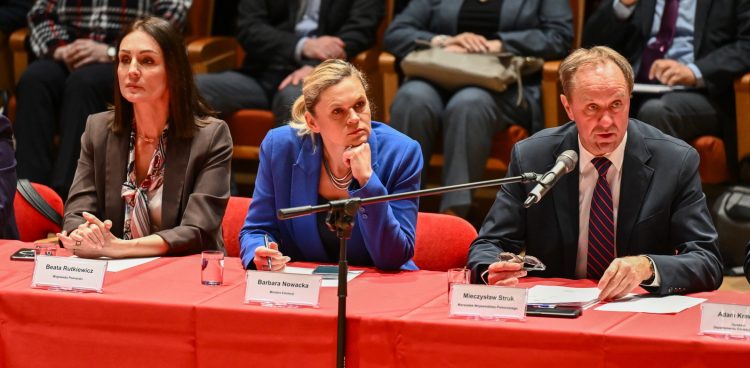 Gdańsk, 23.03.2026. Minister edukacji Barbara Nowacka (C), wojewoda pomorska Beata Rutkiewicz (L) i marszałek woj. pomorskiego Mieczysław Struk (P) na 21. posiedzeniu Pomorskiej Rady Oświatowej oraz prezentacji założeń Kompasu Jutra (Fot. PAP/Marcin Gadomski)